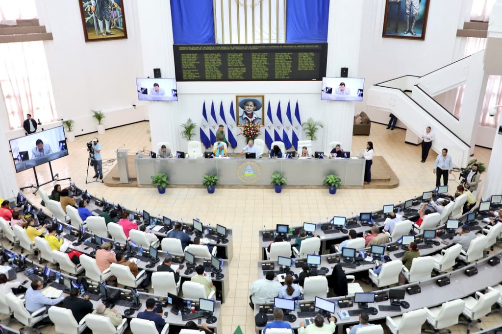 Quedan reelectos como Fiscal General de la República Ana Julia Guido y Fiscal Adjunto Julio César González prácticamente por unanimidad de todas las fuerzas políticas que conforman el plenario de la Asamblea Nacional. presentadas #Nicaragua @VivaNicaragua13