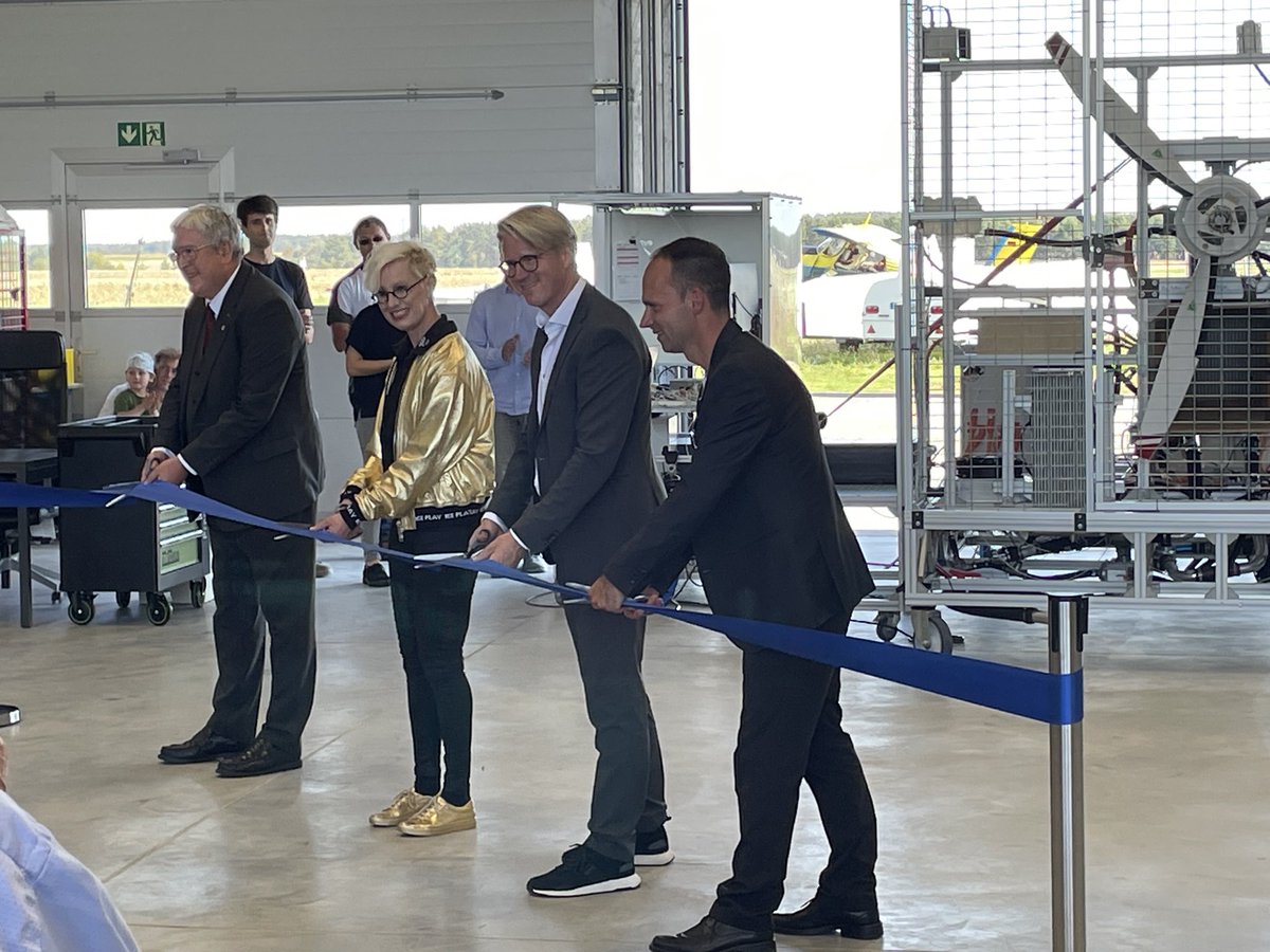 joergstb's tweet photo. Eröffnung des Testcenters von @apus_zero in #Strausberg. Wichtiger Schritt auf dem Weg zum Jungfernflug der #I_2 im nächsten Jahr. Apus steht Dank der Enthusiasten #Phillip_Scheffel und #Rolf_Jürgen_Moll für emissionsfreies Fliegen mit #H2 made in Brandenburg! @AKPyzalla @DLR_de https://t.co/AJ39Hw2usJ
