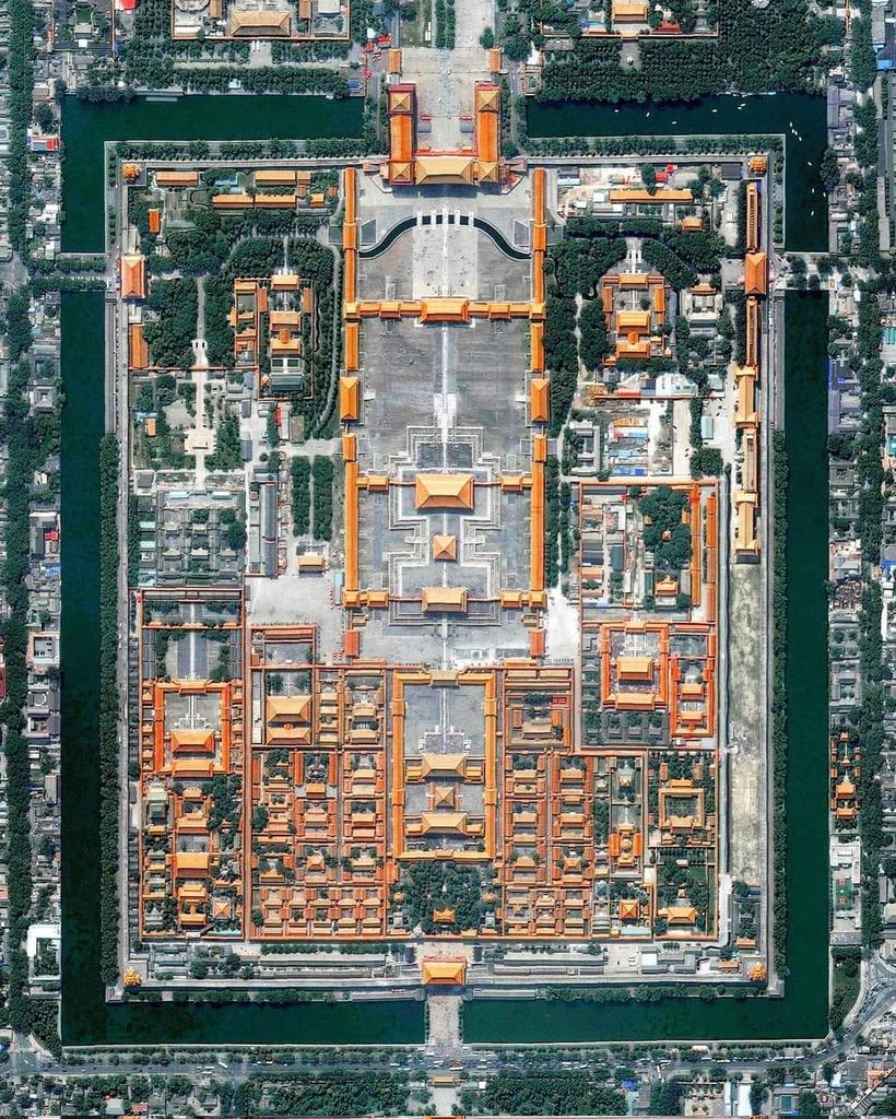 syedsamadshah's tweet photo. The Forbidden City in Beijing, China, took 14 years to build (1406 to 1420) and more than 1 million workers were involved in its construction. The palace complex contains 9,999 rooms and is surrounded by walls that are 26' high and a 171' wide moat.
Via: A. Waheed
#UrbanPlanning https://t.co/U1jgPJShfc