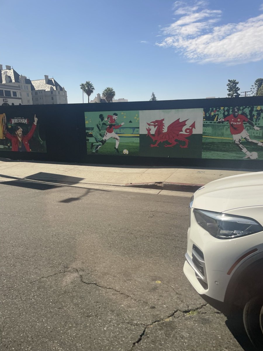 J_OwBass's tweet photo. Just looking at some holiday pics from @VisitCA …..@Wrexham_AFC @WrexhamFX site hoarding all down #sunset in #hollywood as you’d expect 🤣 @VancityReynolds @RMcElhenney https://t.co/Pat2Fq1Yuv