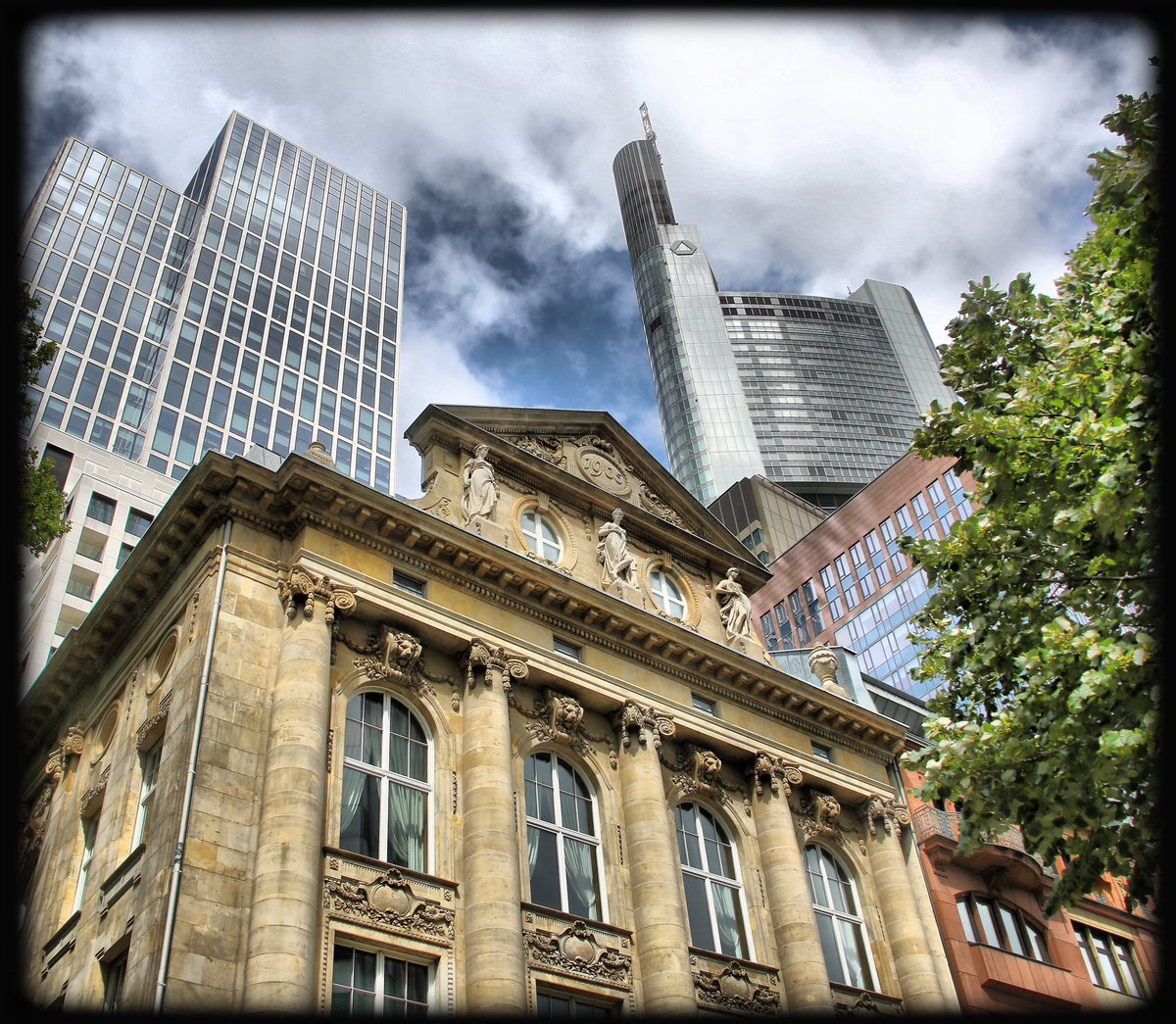 … history meets modern urban spirit … #frankfurt #mainhattan #skyline #skyscapers #buildings #architecture #history #urbanjungle #cityscape #concretegiants