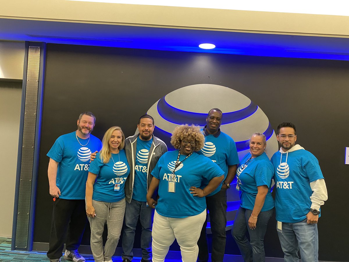 Miami 8 gives back! Our employees donated supplies and together we filled 250 back packs for local schools!! @GarciaBeProud <a href="/BBSells1/">bb_sells1</a>