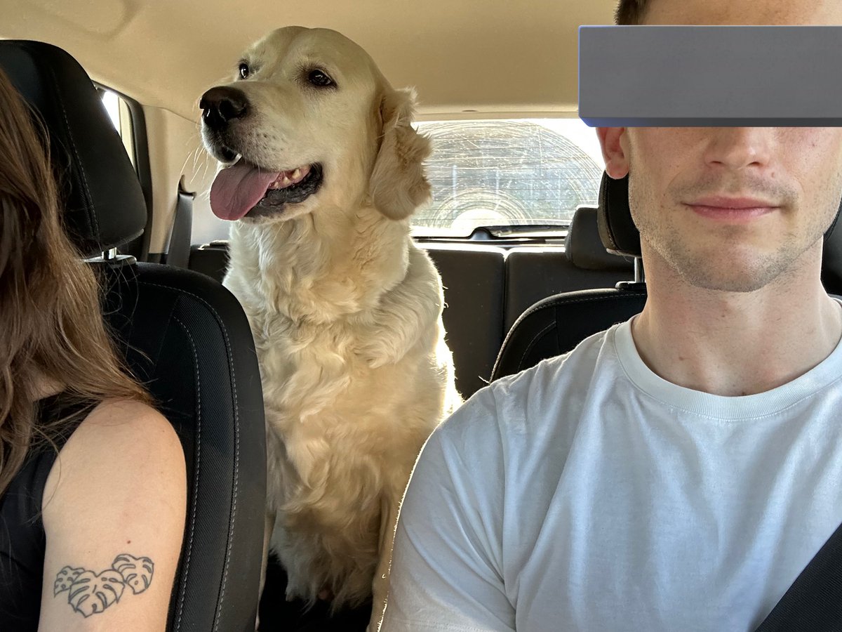 Linda und ich im Auto, ein Golden Retriever auf dem Rücksitz
