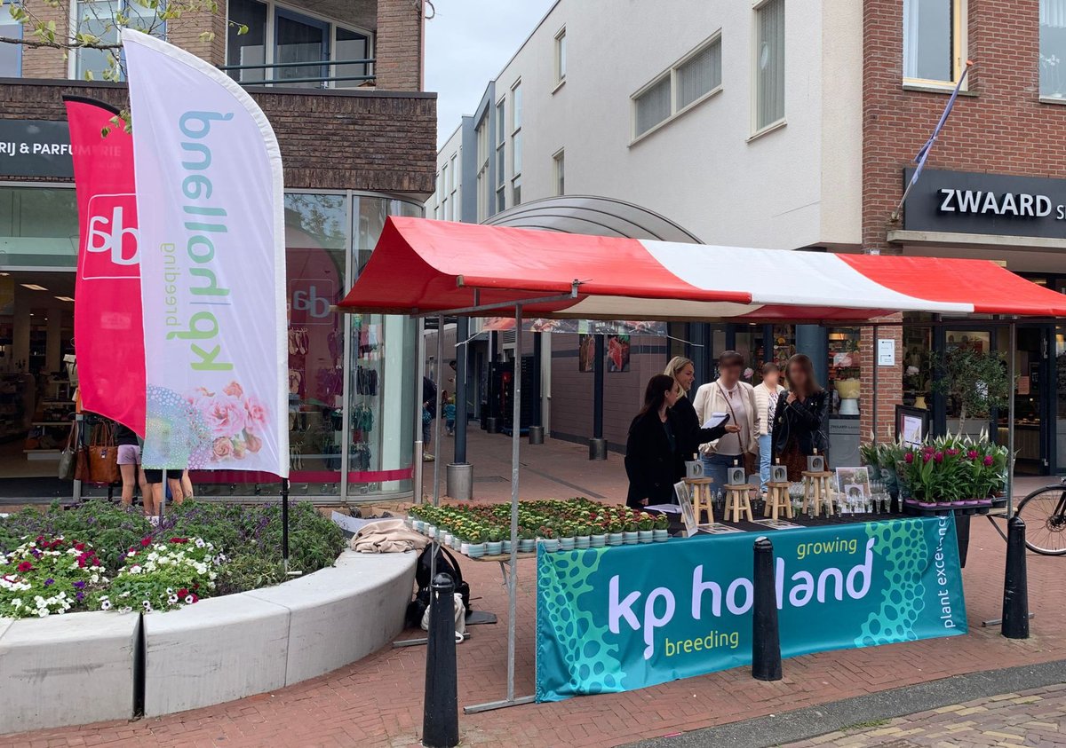 Deze week staan we met onze Spathiphyllum #weefselkweek plantjes op de braderie in De Lier, waar we een nieuw #concept #testen. Het plantje zit in een reageerbuisje en kun je zelf verder kweken tot volwaardige #Spathiphyllum!