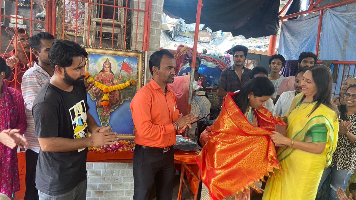 NeetaLad_Off's tweet photo. आज सायन कोळीवाडा परिसरात (वॉर्ड क्रमांक 177), @AntyodayaP_NGO च्या माध्यमातून वितरित करण्यात येणाऱ्या स्वच्छ्ता किटचे वाटप केले.
महात्मा गांधी नगरमध्ये या स्वच्छ्ता कीटचे वाटप करत असताना, उपस्थित महिलांना स्वच्छतेचे महत्त्व पटवून सांगितले. यावेळी माजी नगरसेविका नेहल शाह यांच्यासह पदाधिकारी व महिला उपस्थित होत्या.
@PrasadLadInd
