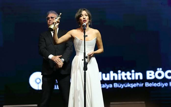 Yalnızca çürümenin ve biat kültürünün değil, kadına tepeden bakan maçoluğun da numulerinden biri olan Tamer Karadağlı'yı, yeni makamında da mutsuz etmeye devam edeceğiz!