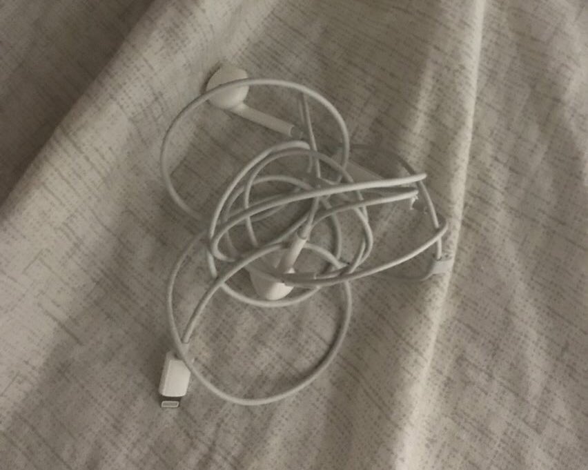 heartlassd's tweet photo. ben bu kulaklığı hiçbir şeye değişmem airpods neymiş gece kulağımdan çıkacak diye ne müzik dinleyebiliyorum ne başka bir şey birde her an şarjı bitebiliyor ama kablolu kulaklığın böyle sorunları bile yok müthiş bir şey https://t.co/VTWnaNPfiN