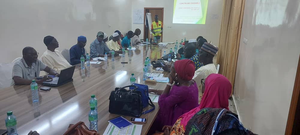 ElsouleyDiallo's tweet photo. #URCCHT (Union régionale de Construction et d'Habitat de Thiès) en partenariat avec la  @SOCODEVI  ont mené un
atelier de formation en perfectionnement stratégique et technique pour le renforcement d'entreprise coopérative de la #SODEVA 
Une riche expérience et d'échange. https://t.co/O7qyalkGZr