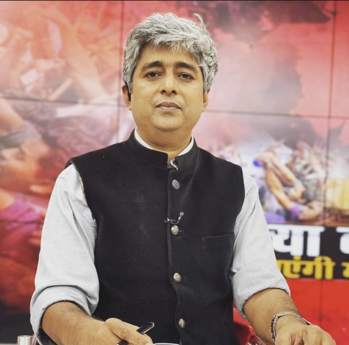 Sanatan_Bharat7's tweet photo. सुदर्शन न्यूज़ के रेज़ीडेंट एडिटर मुकेश कुमार का हरियाणा के गुरुग्राम से दिन दहाड़े अपहरण...

वह मेवात में संघर्ष कर रहे हिन्दू कार्यकर्ताओं की मदद करने पहुंचे थे।

गुरुग्राम के सेक्टर 17 से गुंडे उनको कार की ड्राइविंग सीट से खींचकर उठा ले गए।

@mlkhattar https://t.co/WugRRSCtqr