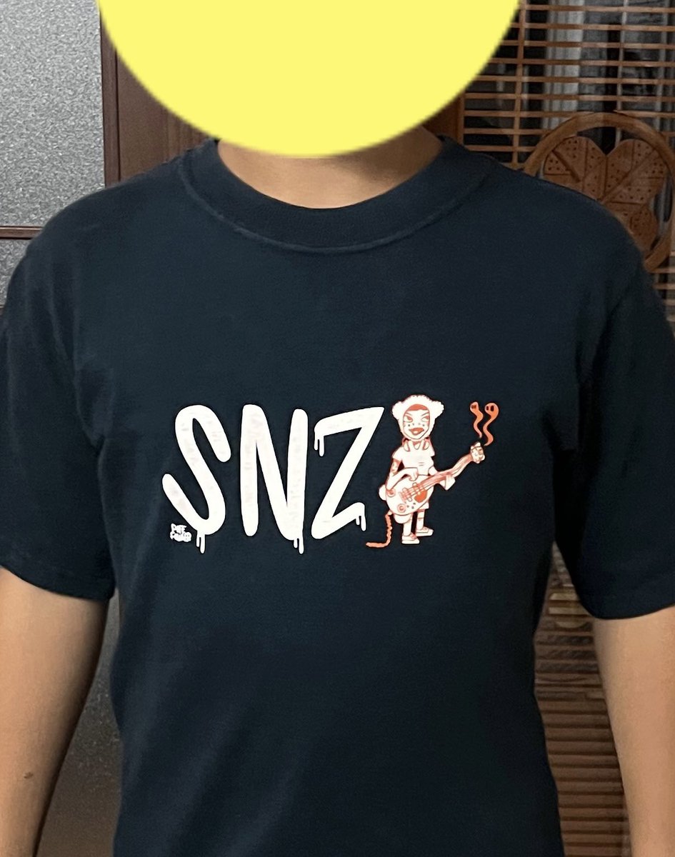 matunes12's tweet image. 実家に帰省した子供達がタンスを物色したのち出てきた姿がエモかった。それ20年くらい前まだ結婚する前のお父さんがお母さんにプレゼントしたTシャツだよ🎁✨
#snoozer
#sneezer
#PeteFowler