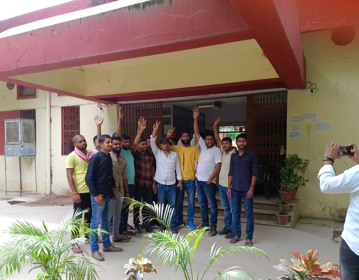 RajatsinghAU's tweet photo. प्राथमिक शिक्षक भर्ती से बीएड बाहर और डीएलएड/बीटीसी को मिला हक - रजत सिंह 

आज सुप्रीम कोर्ट ने NCTE के गजट नोटिफिकेशन को खारिज कर दिया जिससे डीएलएड वालों में ख़ुशी की लहर दौड़ पड़ी ।

आज सैकड़ों छात्रों के साथ परीक्षा नियामक प्राधिकारी में लड्डू बाँटकर ख़ुशी मनाया । https://t.co/RTSeELf97w