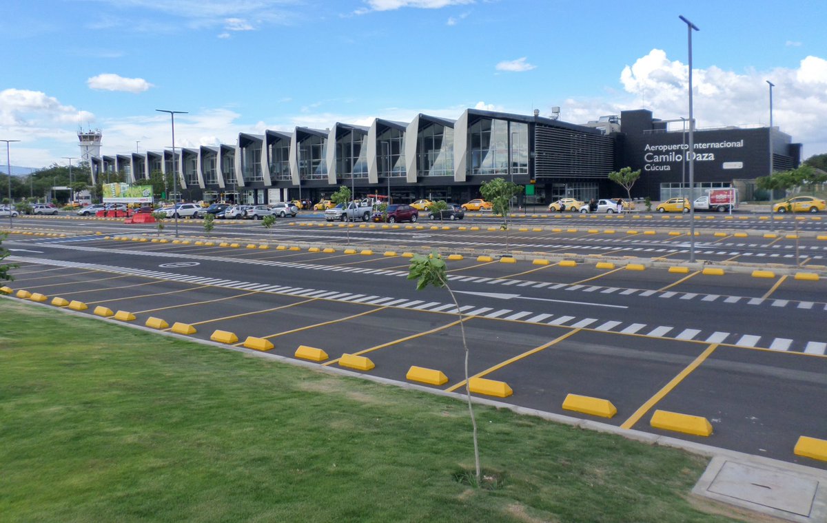 Soyleojacome_'s tweet photo. El aeropuerto Camilo Daza en #Cúcuta amanece con sus operaciones suspendidas por posible explosivo. Para estos casos es importante que haya una atención inmediata, mitigando todo daño que pueda causar a civiles, de ahí la importancia de la implementación del SIES. (1/3) https://t.co/fvDu4ZVn8M
