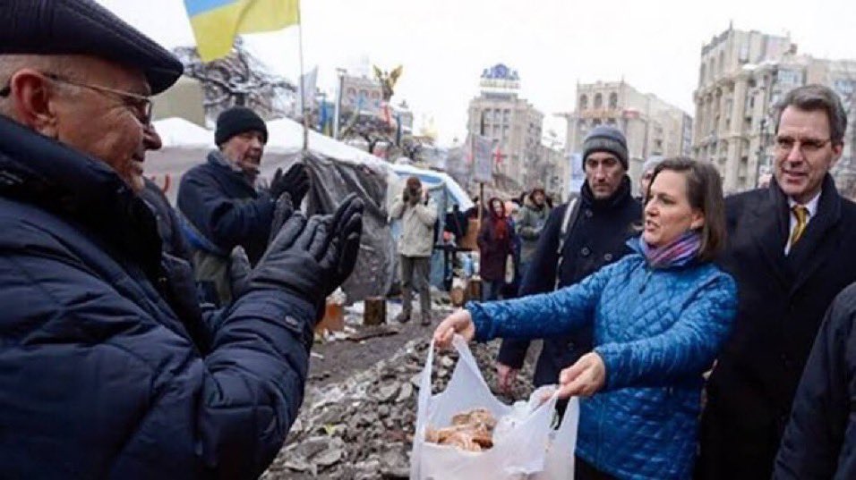 GabeZZOZZ's tweet photo. @Kung_Fu_Panzer @ZelenskyyUa Only Ukrainians would sell their independence and sovereignty for a bag of cookies.
#UkraineIsCorrupt https://t.co/sgSwuDFw2H