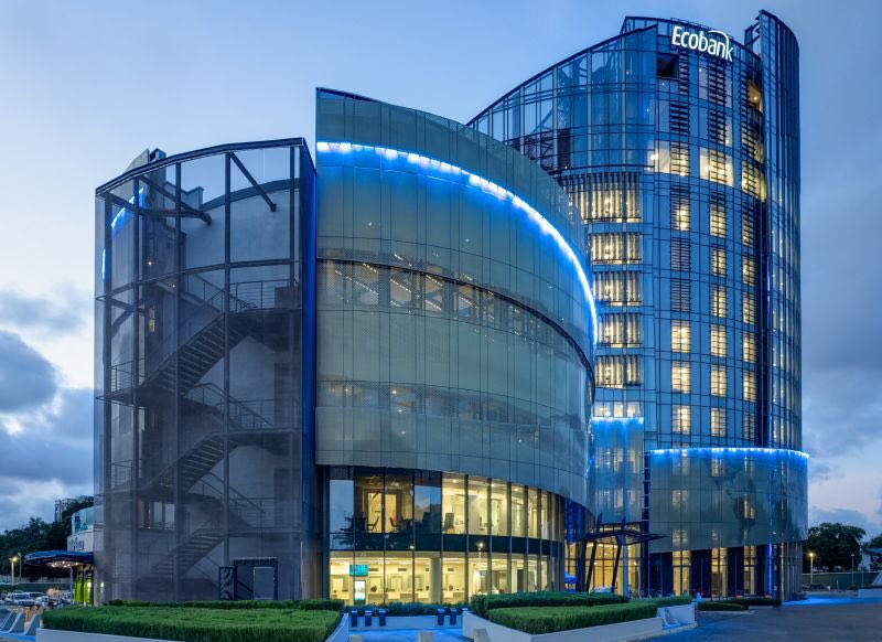 StatsGH's tweet photo. The new bank of Ghana office is being built at a cost 4 times more than the Ecobank headquarters in Accra. 

Ecobank HQ for $60 million. 

Bank of Ghana for $250 million.  

Why are we doing this to ourselves? https://t.co/SxQ3w9Hb4a