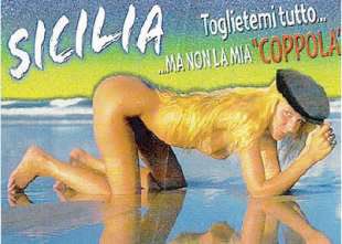 celluzzi's tweet image. ma vee ricordate ste cartoline?
Era pieno e in bella vista dal giornalaio e in tutti i negozi de souvenir.
Quella della sicilia mi ammazza