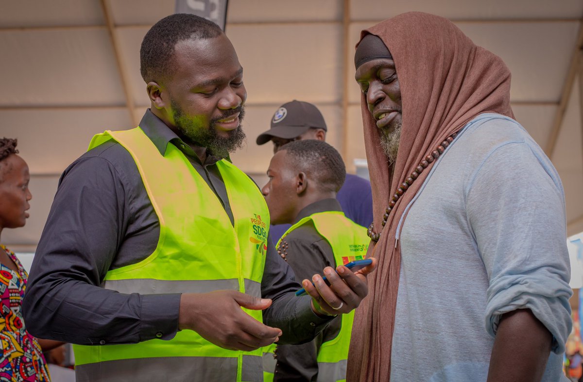 brac_uganda's tweet photo. Pass by the BRAC stall and get to learn more about the BRAC Afya mHealth application. 

Caption: BRAC staff under the Health Program demonstrates to guests at the Kampala #SDGs festival how the Afya application works.
#LeaveNoOneBehind #Tondekamabega https://t.co/c3PfvEa0sO