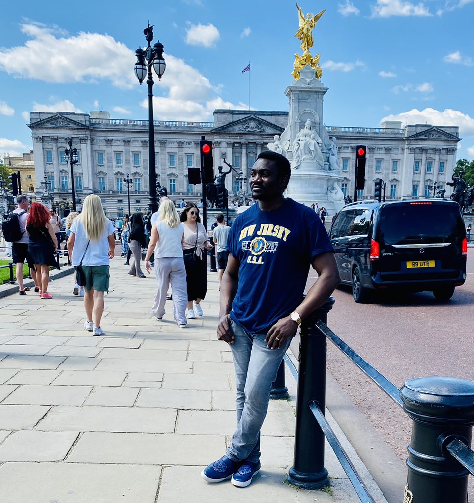 MrGbalor's tweet photo. #London summer vibes #1989TaylorsVersion https://t.co/vpn0NVLGOO