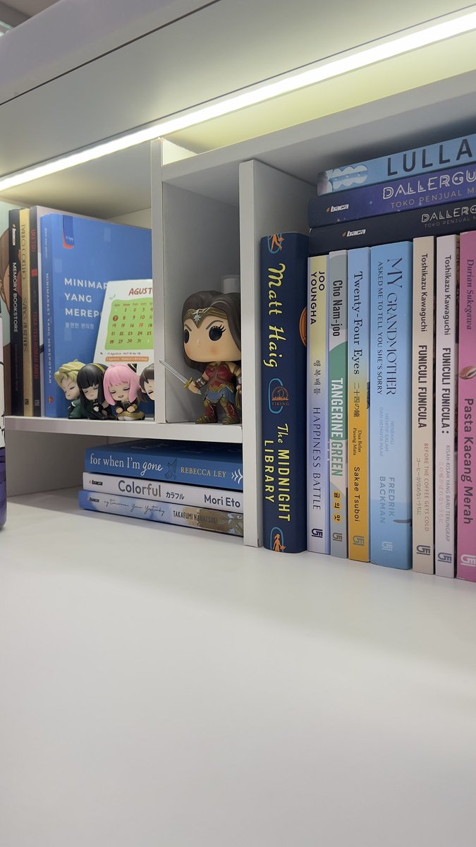 jt_635's tweet photo. My Shelfie 📚 https://t.co/RgH7RgcnQh