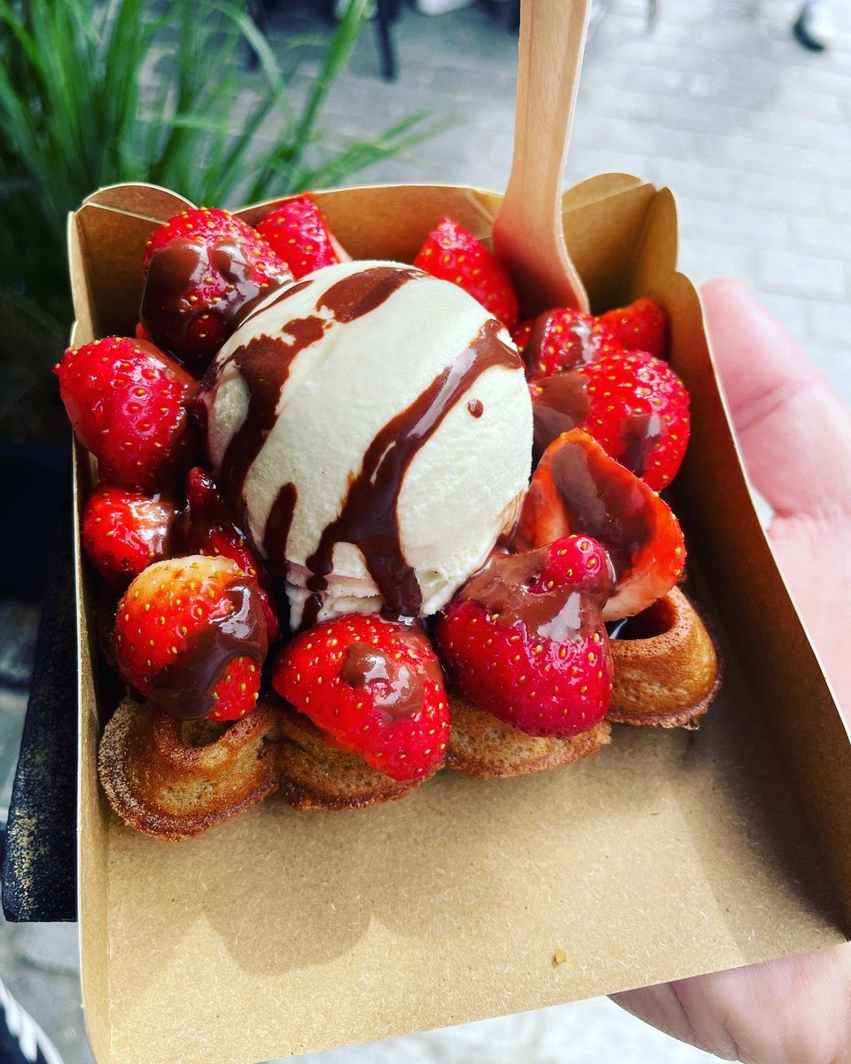 Ibby_tri's tweet image. Last full day in #bruges which couldn’t be complete without a visit to Otto Waffles for the most awesome waffles! 🧇 Relaxed beers tonight before heading out tomorrow 🚄💨 

#waffles #interrailing #adventureswithkids