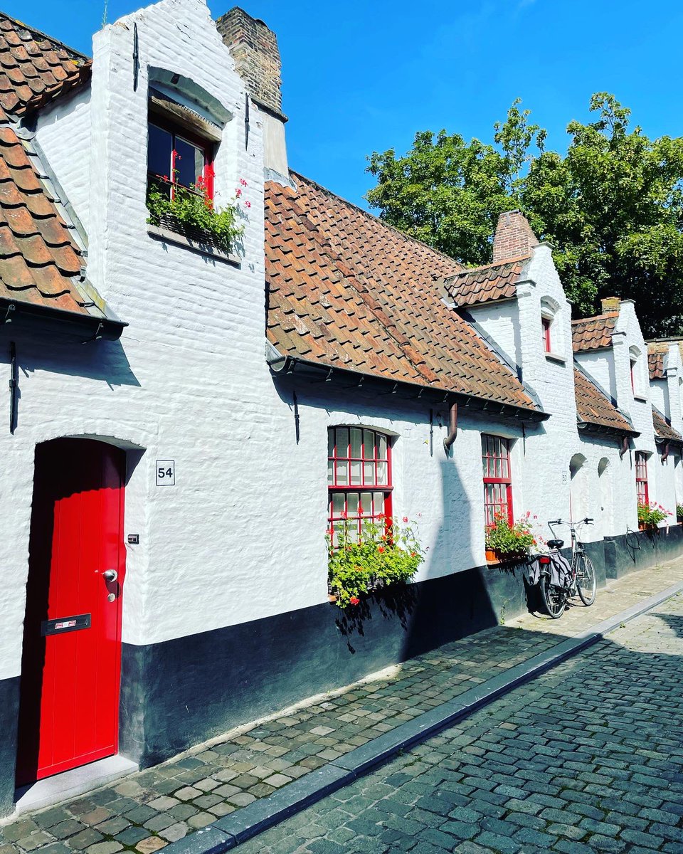 Ibby_tri's tweet image. Last full day in #bruges which couldn’t be complete without a visit to Otto Waffles for the most awesome waffles! 🧇 Relaxed beers tonight before heading out tomorrow 🚄💨 

#waffles #interrailing #adventureswithkids