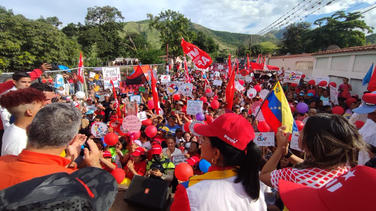 Aragua 🚩

El pueblo de #VillaDeCura,  Municipio Zamora, tierra de hombres y mujeres libres también dijo no a las criminales sanciones impuestas desde Estados Unidos al pueblo venezolano, respaldando categóricamente a nuestro presidente @NicolasMaduro

#LaPazEsClave