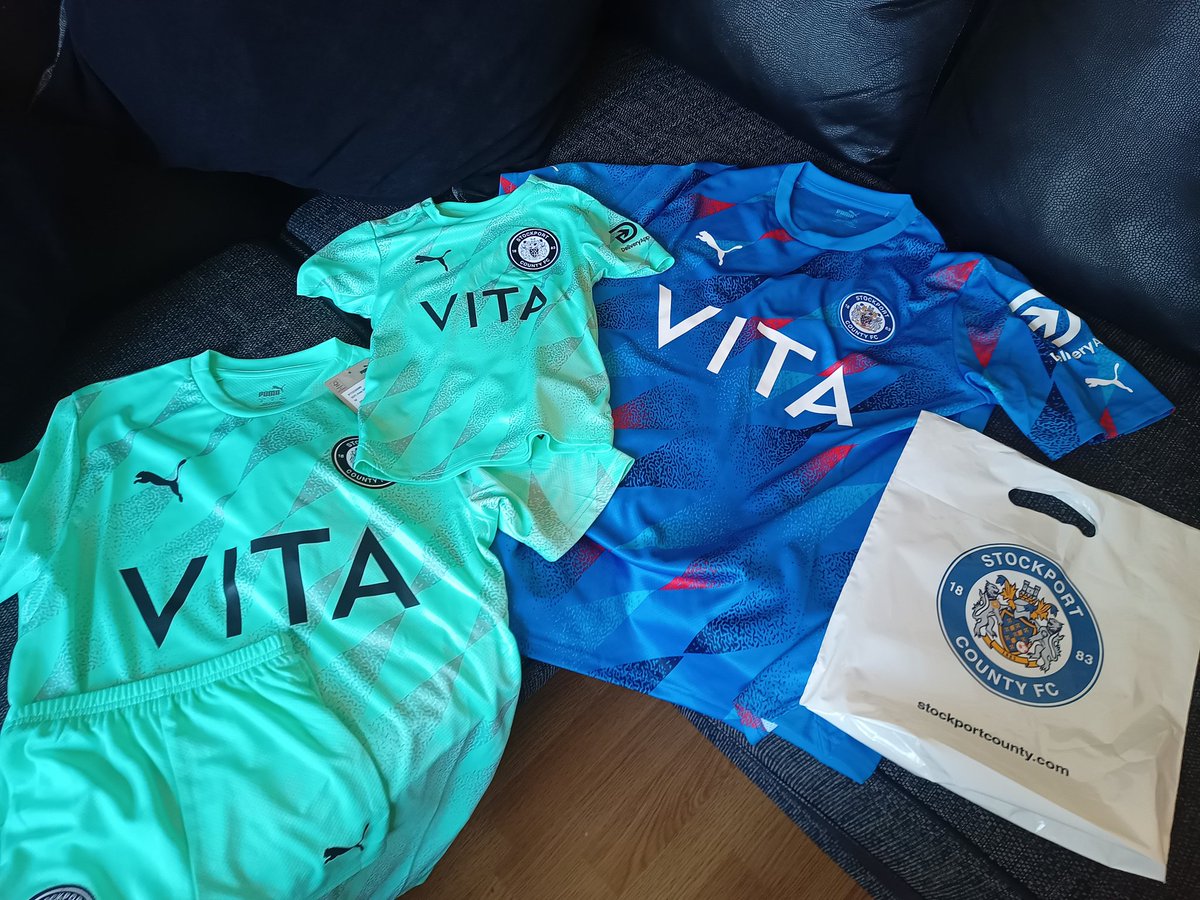 New @StockportCounty kits for our little family 🔥 @LouTaylor1508