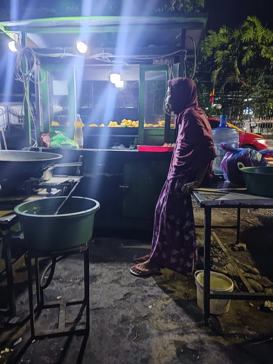 Yang dom Makassar kalau lewat pelita depan lyric ada penjual gorengan yang penjualnya udah sepuh bngt, mohon dibantu di lariskan soalnya sepi bngt. Nenekny jg baik bngt sampe ditawarin minum pas makan disana