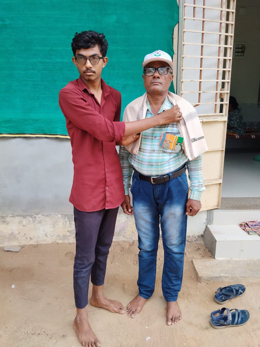 hhpokar's tweet photo. મેરી મિટ્ટી મેરા દેશ કાર્યક્રમ અંતર્ગત કઠલાલ તાલુકાના ઈસ્વરપુરા ગામે રિટાયર્ડ આર્મી અમર સિંહજીને સ્વામી વિવેકાનંદ ગુજરાત રાજ્ય યુવા બોર્ડના તાલુકા સંયોજક દ્વારા શાલ ઓઢાડીને સન્માન કરવામાં આવ્યું
#svgryb 
#svgrybkheda 
@ikaushaldave 
@jagatpatel750 
@Bhupendrapbjp 
@sanghaviharsh https://t.co/yITQ3Ltud0