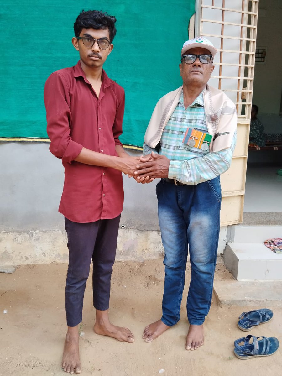 hhpokar's tweet photo. મેરી મિટ્ટી મેરા દેશ કાર્યક્રમ અંતર્ગત કઠલાલ તાલુકાના ઈસ્વરપુરા ગામે રિટાયર્ડ આર્મી અમર સિંહજીને સ્વામી વિવેકાનંદ ગુજરાત રાજ્ય યુવા બોર્ડના તાલુકા સંયોજક દ્વારા શાલ ઓઢાડીને સન્માન કરવામાં આવ્યું
#svgryb 
#svgrybkheda 
@ikaushaldave 
@jagatpatel750 
@Bhupendrapbjp 
@sanghaviharsh https://t.co/yITQ3Ltud0
