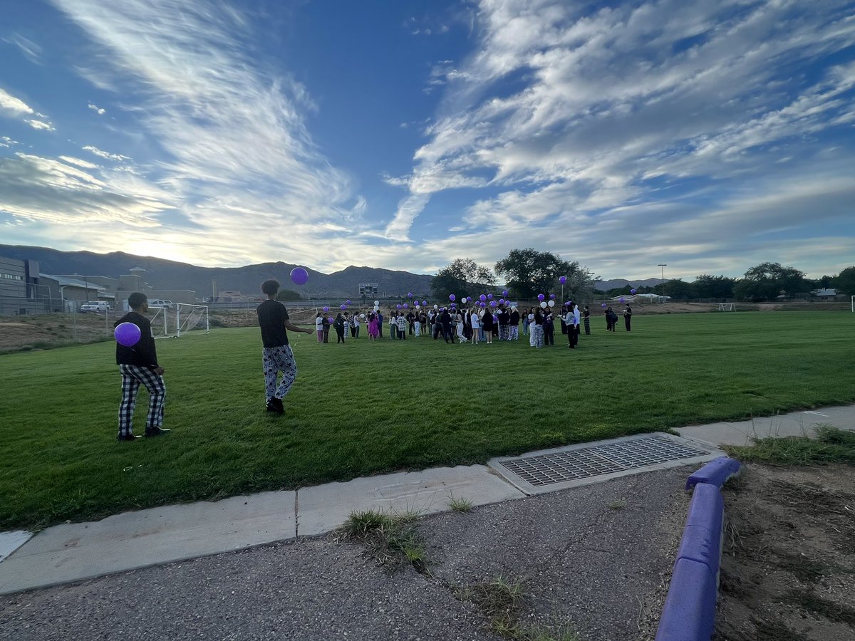 astepp89's tweet photo. Senior sunrise!! Congrats class of 2024!! #2eni4r https://t.co/dWZcL5ewlB