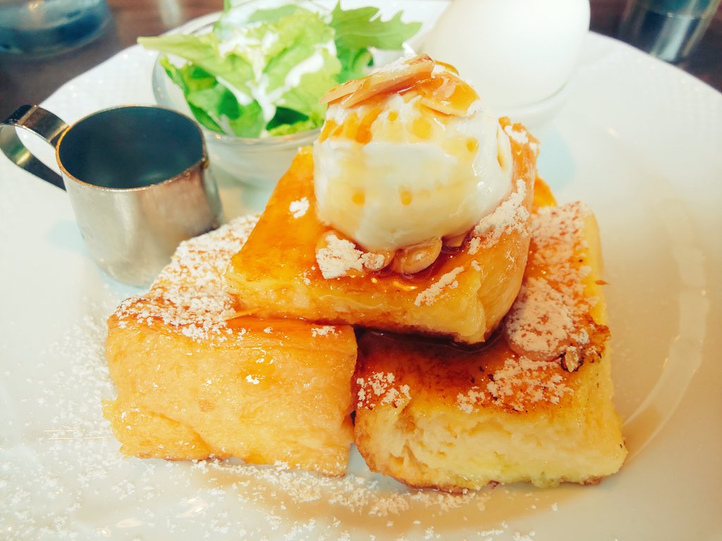 朝からカフェでモーニング❗️
シロップがオイルにしか見えん💦
ついつい大量がけに