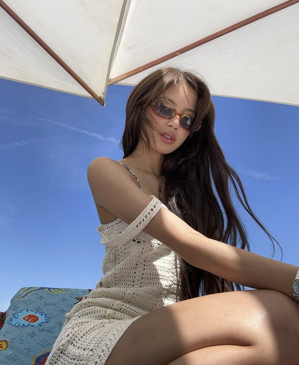 BuzzingPop's tweet photo. #LISA looks gorgeous in latest post. https://t.co/vdATHFu1zX