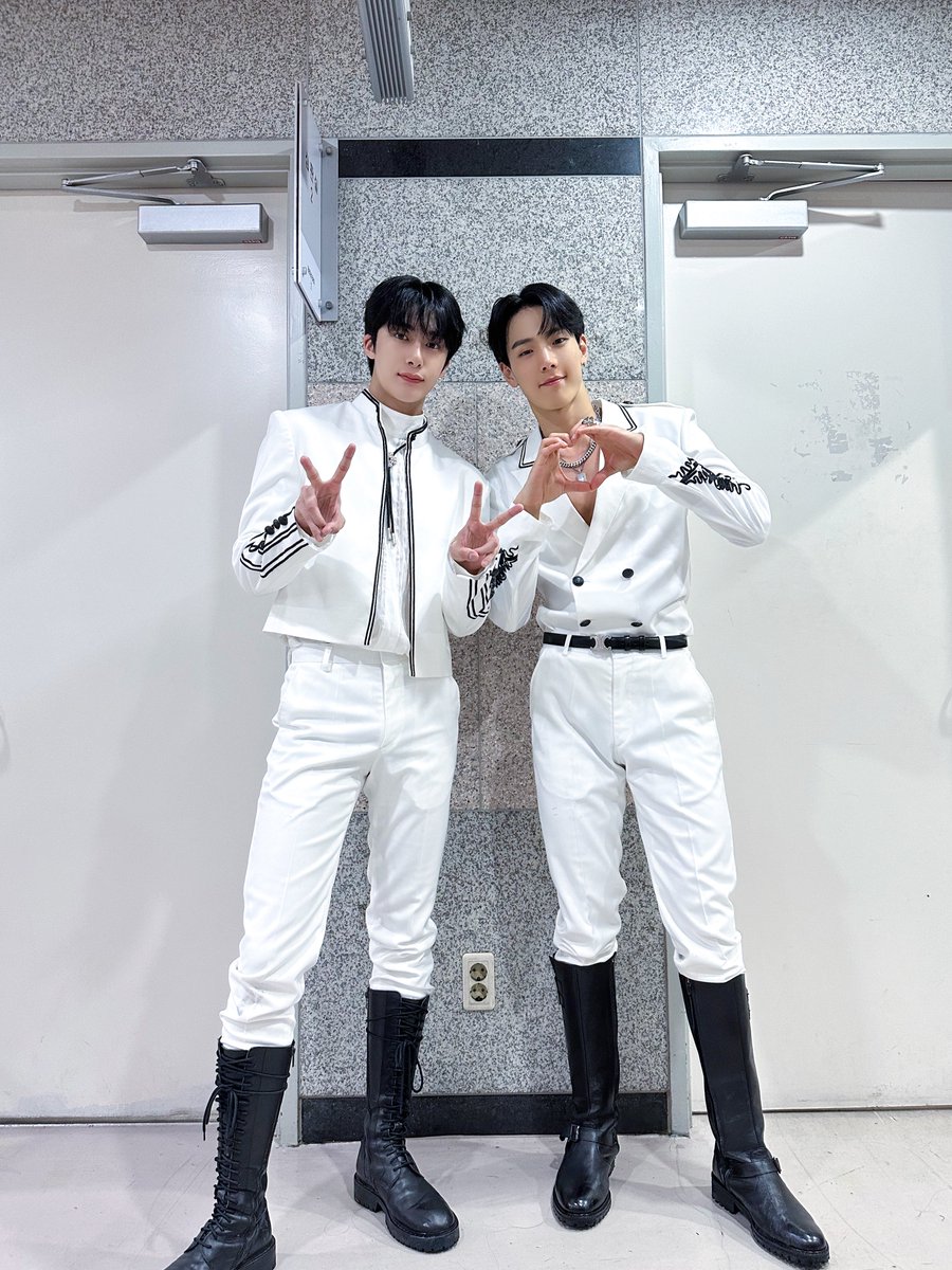 OfficialMONSTAX's tweet photo. 📸
230811 #몬스타엑스 #셔누 #형원
새만금 세계스카우트잼버리 K-POP SUPER LIVE 완료 🕶

Love Me A Little부터 😎
셔누X형원 버전의 Wildfire까지 🔥
유닛의 🎊축복🎊이 끝이 없어요
오늘도 몬베베의 힘을 받아 멋지게 완료!

#SHOWNU #HYUNGWON
#MONSTA_X #MONSTAX 
#THEUNSEEN #LoveMeALittle https://t.co/jPUqvv3izl