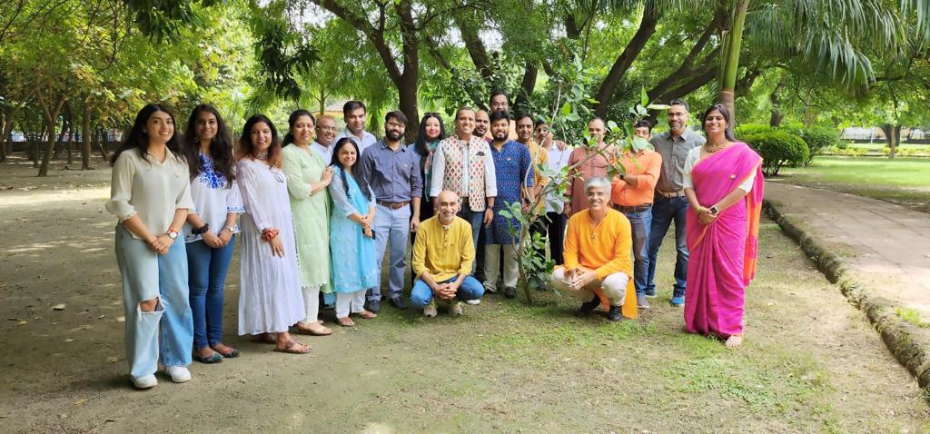 VeersaTech's tweet photo. Veersa Technologies embeds ESG principles in its core strategy. With set goals, robust governance, and continuous awareness drives, we're committed to making a positive impact. Join our plantation drive on 11th August 2023 in Noida. #esg #impact #commitment https://t.co/rpKBNf527c