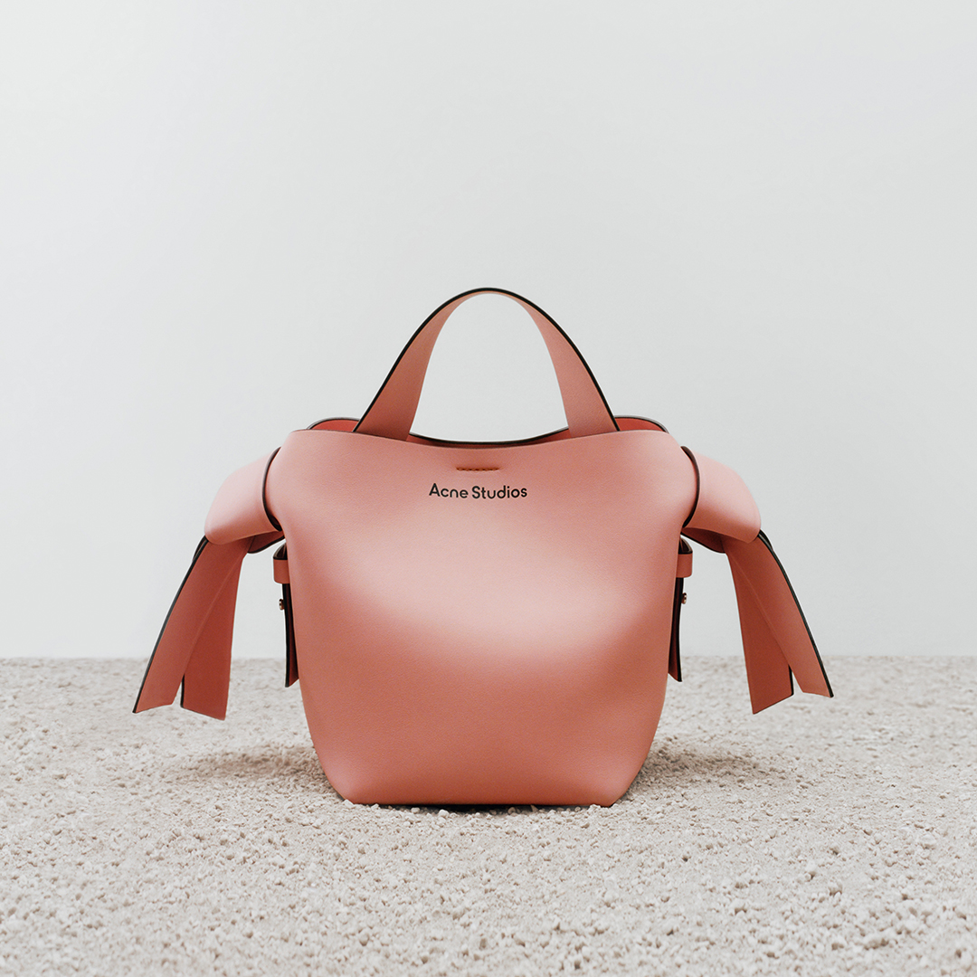 acnestudios's tweet photo. The #Musubi in #AccidentallyAcne pink. For the new season, our signature bag is adorned with an embossed iteration of the #AcneStudios logo.
Photographer: #JeanMarieBinet
Set designer: #AliceKirkpatrick https://t.co/CEteetxnO0