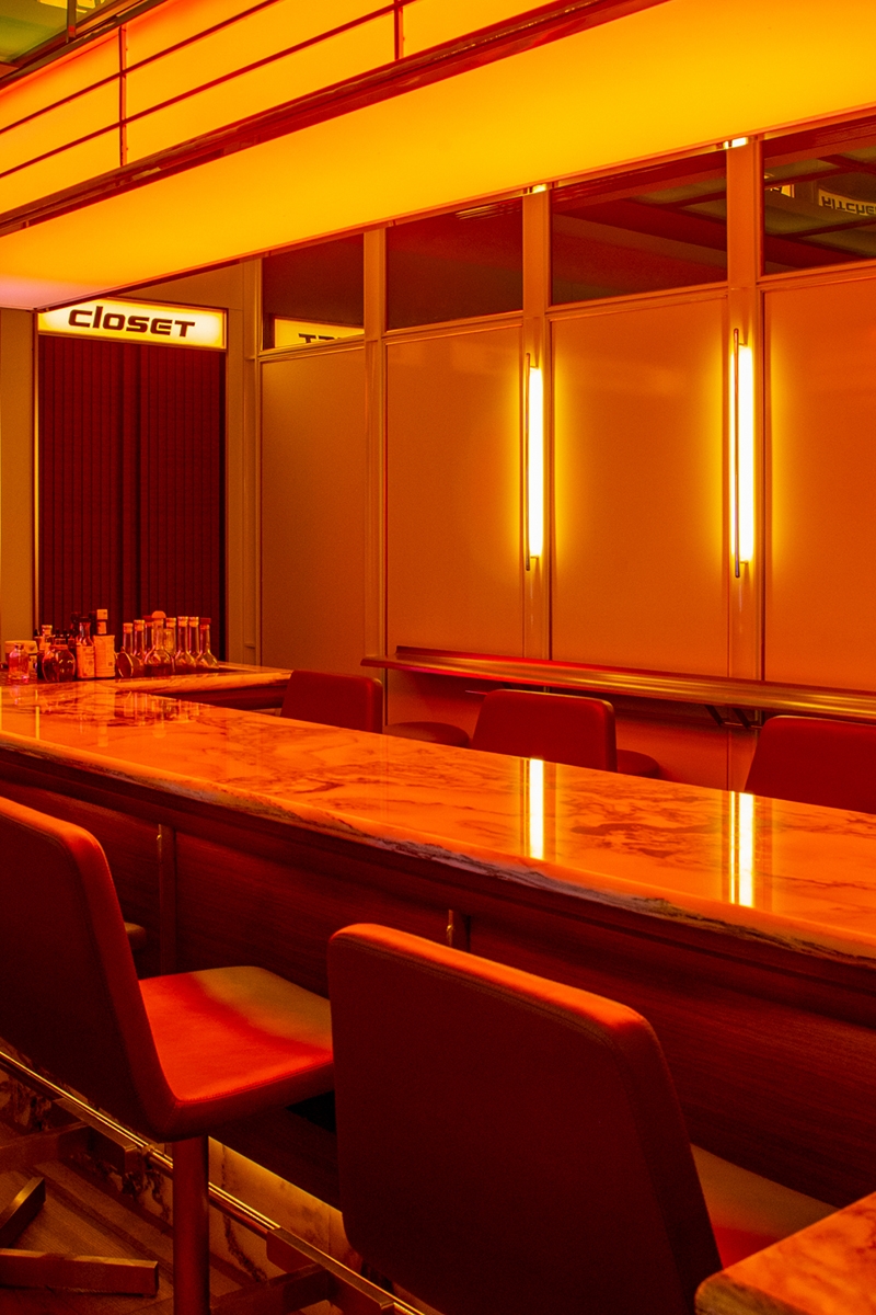 — Serve & Share Cocktail Bar by Pronounced Design | #IDA2022 Silver in Interior Design / Interior Lighting 🗓️IDA Regular Deadline: September 30, 2023 Visit our website for more info ➡️ idesignawards.com #InteriorDesign #CocktailBar #LightingDesign