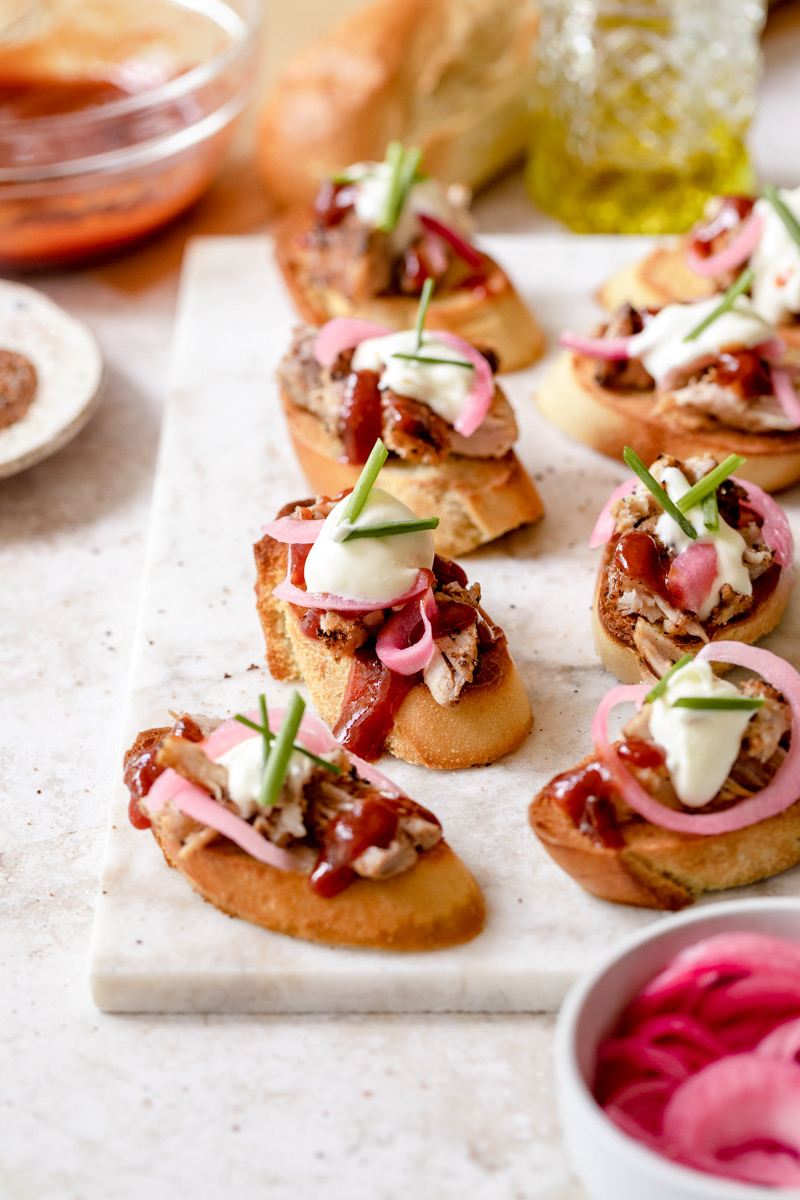 ArizonaPork's tweet image. Need an elevated (but easy) appetizer? We have you covered. This coffee–rubbed BBQ ribs make the best topping on a perfectly crispy crostini. ☕

#nationalporkboard #porkcheckoff #pork #recipes
#appetizer #ribs #bbq