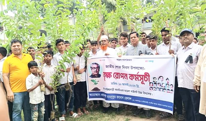 শিক্ষার্থীদের হাতে গাছের চারা: শোক দিবস উপলক্ষ্যে প্রকৌশলীর বৃক্ষরোপণ কর্মসূচি