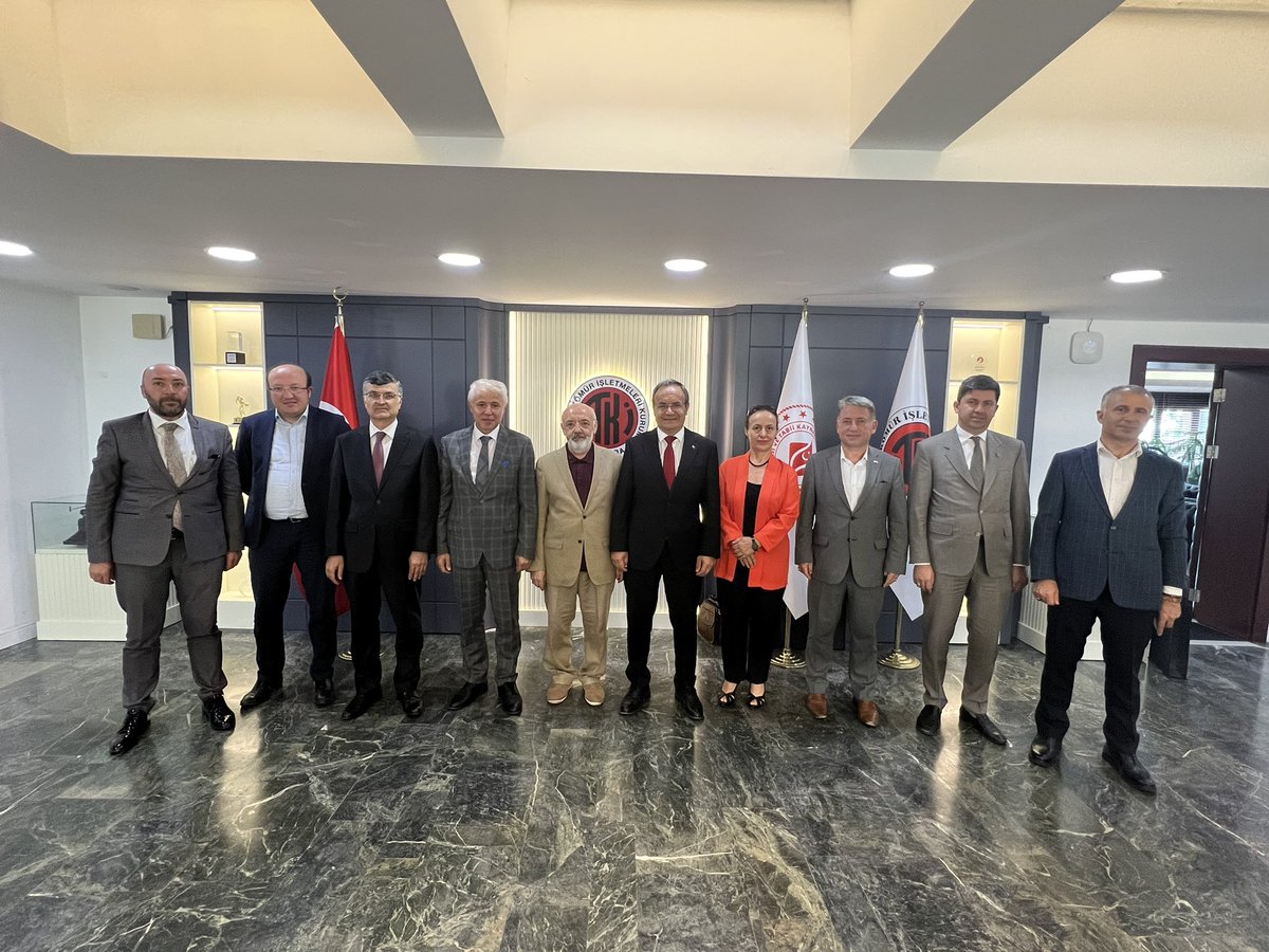 hherdogan06's tweet photo. Bugün kıymetli hemşehrilerimizle bir araya geldik. Kendilerine nazik ziyaretleri için teşekkürlerimi sunuyorum. https://t.co/RWYSnQ74vk