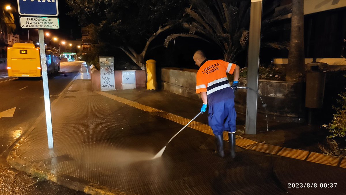 León y Castillo, a la altura del Ayuntamiento, también está siendo objeto de limpieza intensa.