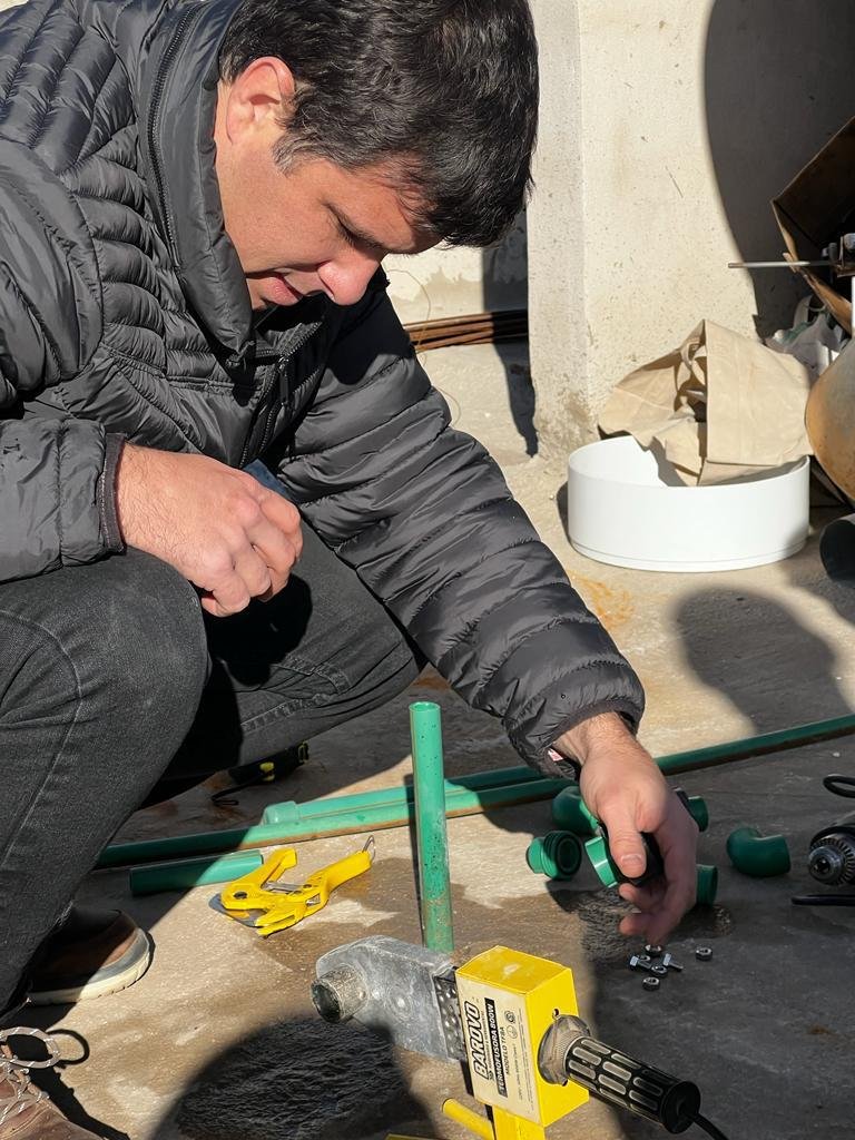 MinSPcba's tweet photo. ♻️CAPACITACIÓN PARA BENEFICIARIOS DEL PLAN SEMILLA♻️
El Dir. de Energías Renovables y Comunicación, @luismamoli, dictó una capacitación sobre cómo instalar y hacer mantenimiento en termotanques solares a familias del barrio Chacras de la Merced, beneficiarios del #PlanSemilla. https://t.co/1QEnrUQpQ7
