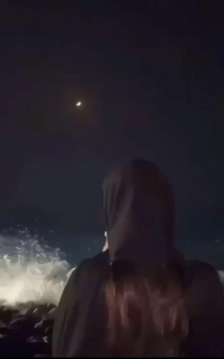 #بس_اقول  

اللي تعود على نور القمر من سنين !
وشلون  بعد القمر يسهر مع النجمه؟؟

#ملگ
