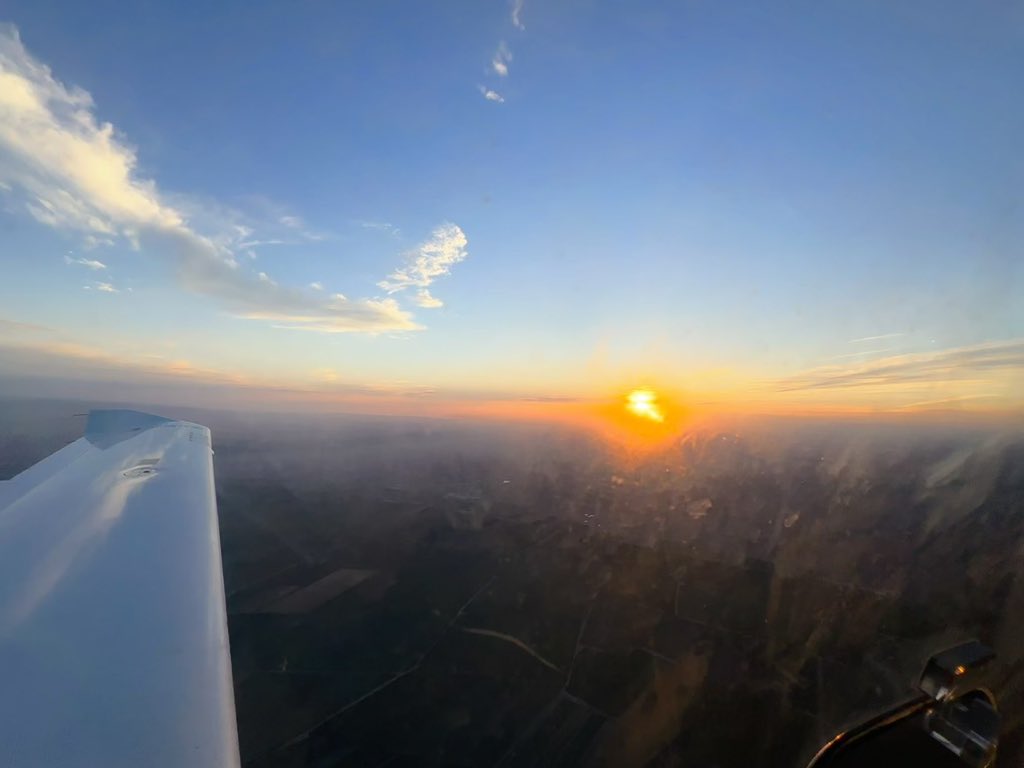 Freedommm699's tweet photo. 里程碑：第一次自己上天✈️ https://t.co/h2Bm9vtwtl