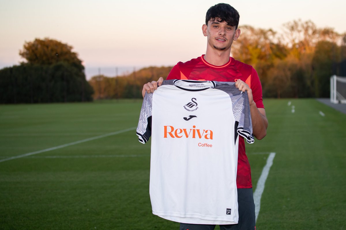 CharliePatino10's tweet photo. Delighted to join @SwansOfficial on loan for the season. Can't wait to get going! #Swans 🦢 https://t.co/Jtxvlt1Dkz
