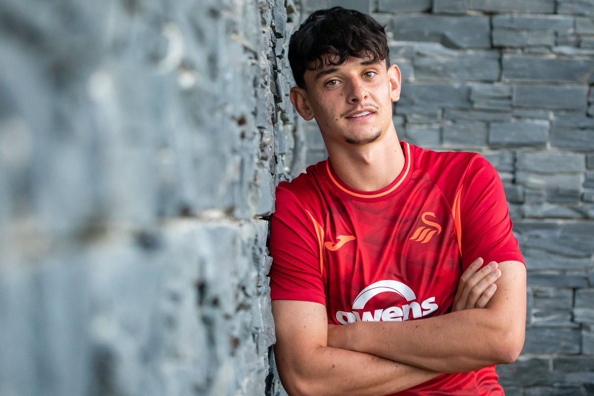 Delighted to join <a href="/SwansOfficial/">Swansea City AFC</a> on loan for the season. Can't wait to get going! #Swans 🦢