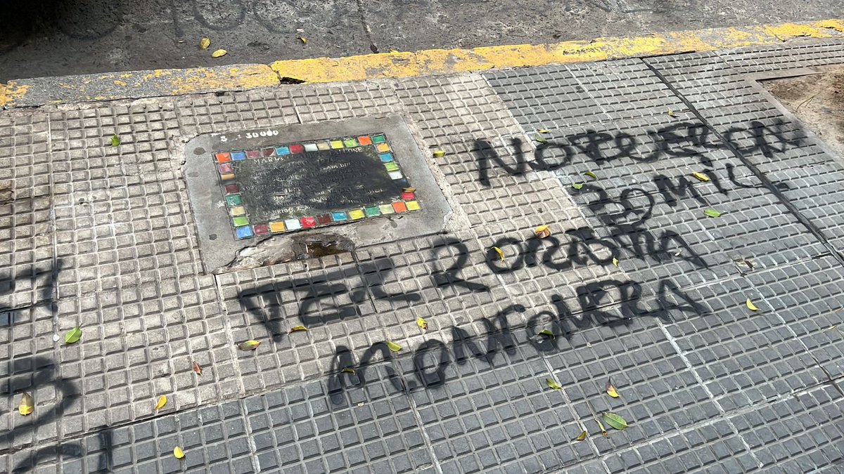 Al cuadro de las últimas 48hs con dos muertes a cuenta de la liberación de zonas y de la represión del Estado, se suma esta ola de vandalización negacionista de homenajes a desaparecidos en colegios de Caba.
Imágenes del Belgrano, el Falcone y del pellegrini. 
No pasarán!!
