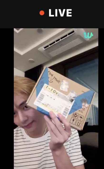 MDelaCalzada's tweet photo. @miiniyoongs Tannie living his best life! Of course he gets the first album 💜 #V_Live #V_Layover https://t.co/GlcA2Fx0CE