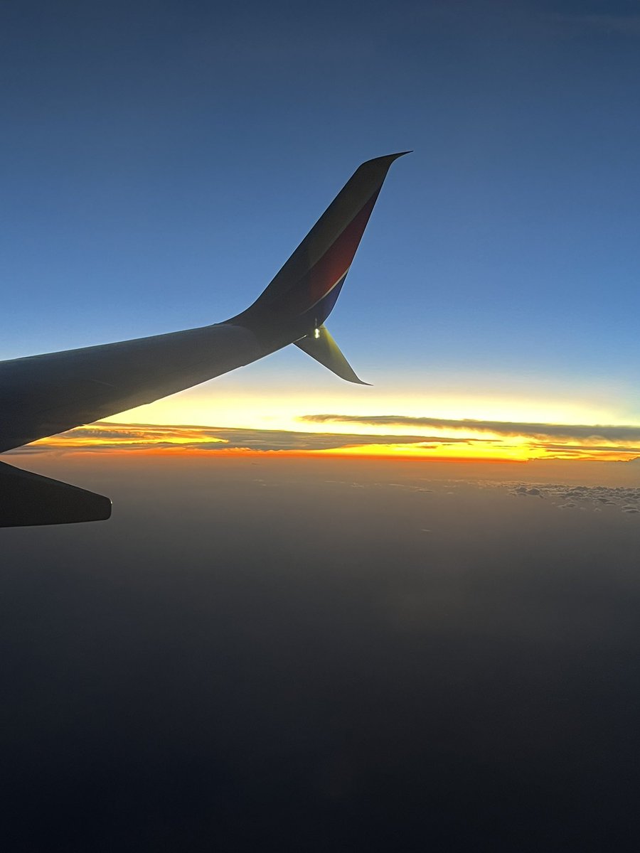 cloverluv's tweet photo. Beautiful sunrise this morning @SouthwestAir #Austin #texas https://t.co/xS2huxOG1H