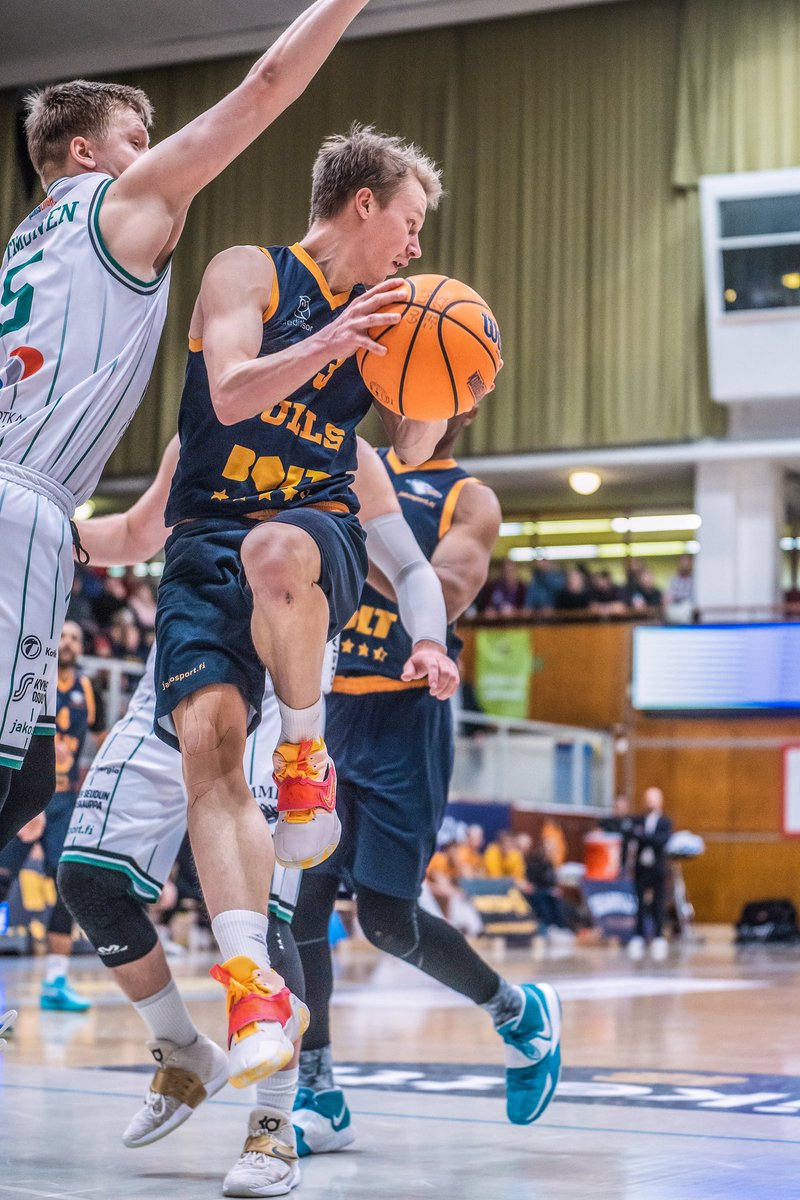 Korisliiga-kauden parhaat otokset: #13 Lassi Nikkarinen

Meidän avaava pointti Lassi on kahden Seagulls-kautensa aikana ollut vähintäänkin vakuuttava. Erinomainen pelinjohtaja, joka onneksi jatkaa meillä ainakin 2 kautta lisää!🥳

Viime kaudella Lassi kirjautti muuten kovat 5.8