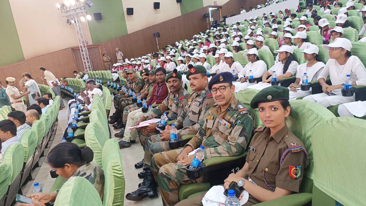 geetsen2000's tweet photo. "Say no to drugs, YES to Good Health"
A massive anti-drug awareness program, presided by CM was conducted by govt,  on 11 Aug in kalaivanar Arangam, in which  more than 500 Ncc cadets participated.@NCCDte_TNPAN @HQ_DG_NCC @SpokespersonMoD @Def_PRO_Chennai https://t.co/KL5b4gvGTq